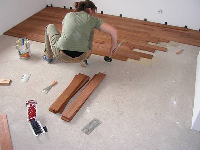 Как стелить линолеум в квартире на деревянное покрытие пошагово фото своими руками