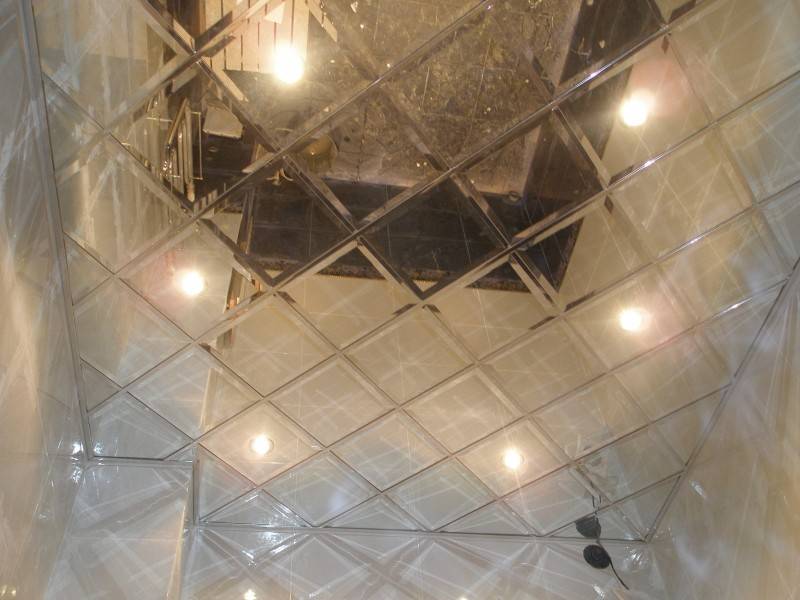 Зеркальный потолок в интерьере — идеи дизайна натяжных и подвесных конструкций