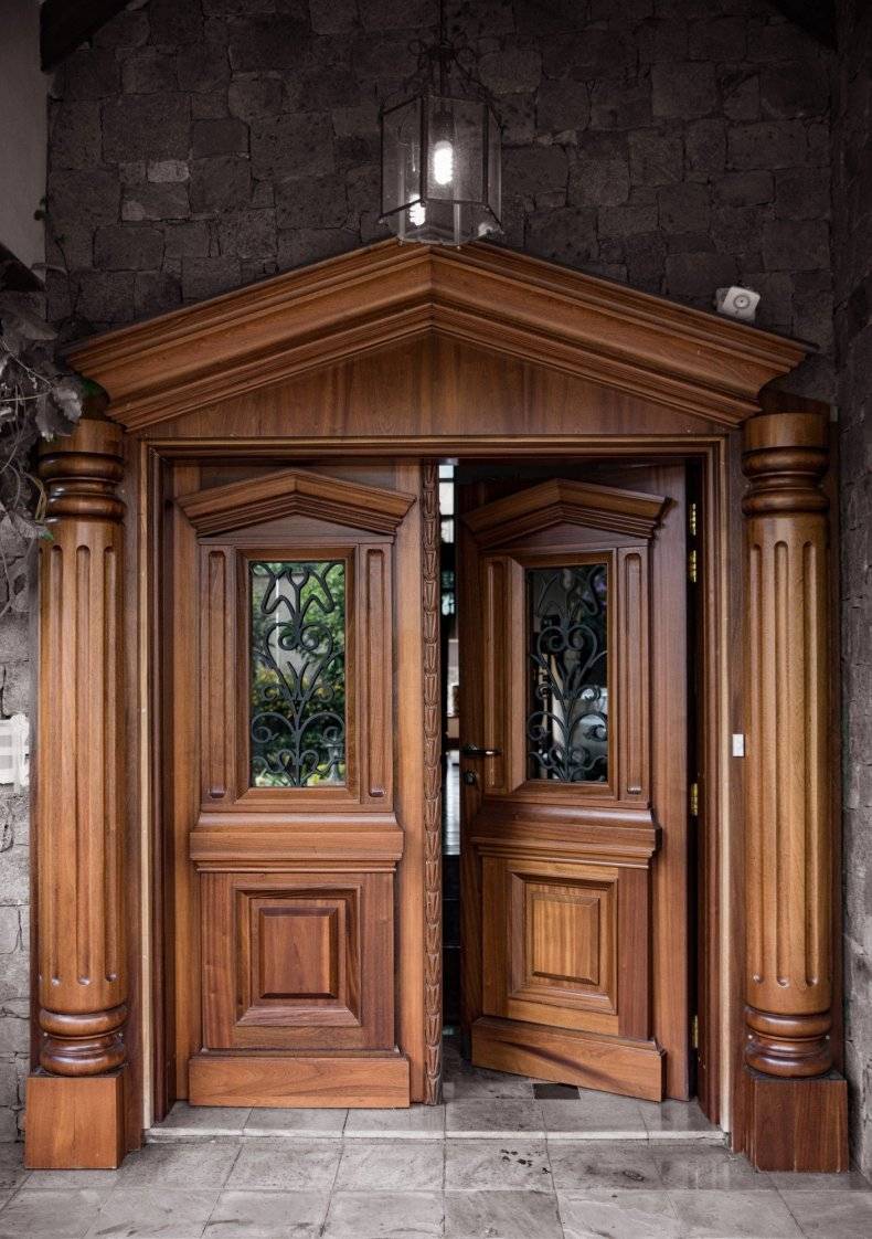 Входные деревянные двери: виды, конструкции дверного полотна и фото их оформления