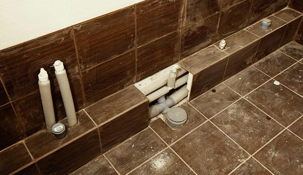 Как лучше скрыть трубы в ванной без каркаса: Инструкция