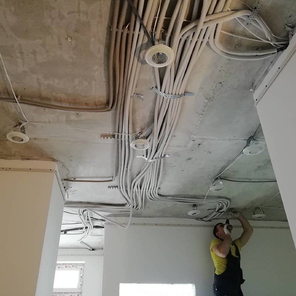 Монтаж проводки по потолку для разных перекрытий – схемы и порядок крепления