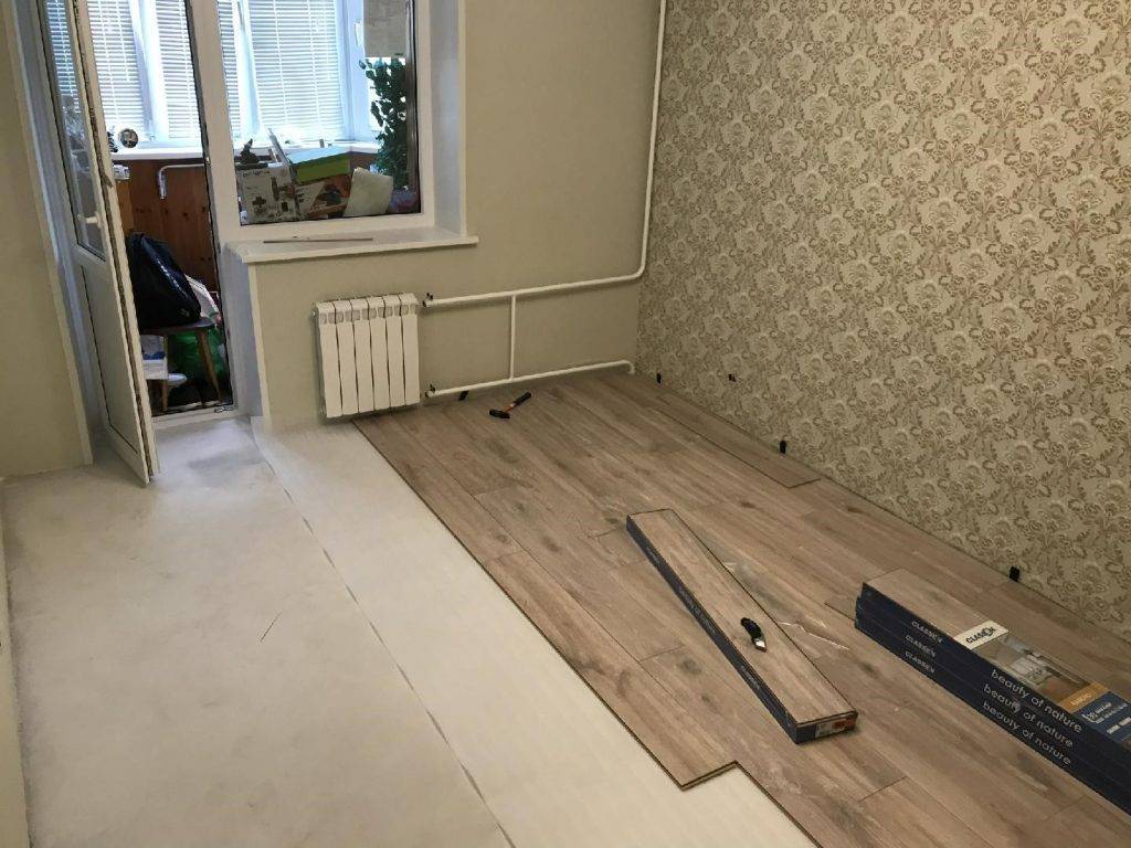 Как правильно класть ламинат в квартире – вдоль или поперек
