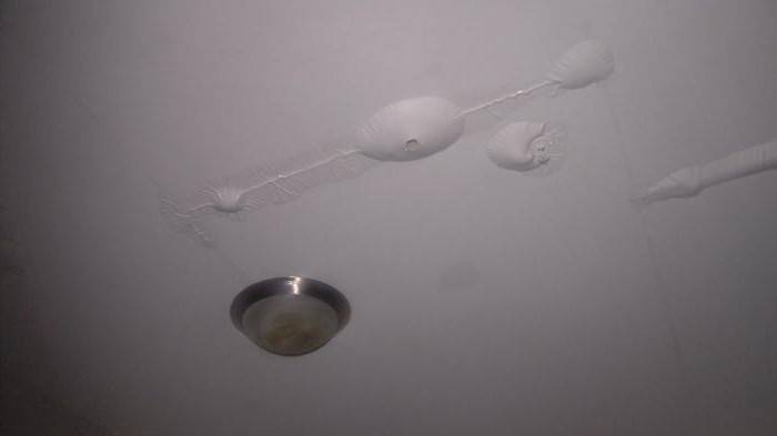 Сон капала вода с потолка. Вода в натяжном потолке. Пузырь на натяжном потолке. Затопило натяжной потолок. Натяжной потолок после протечки.