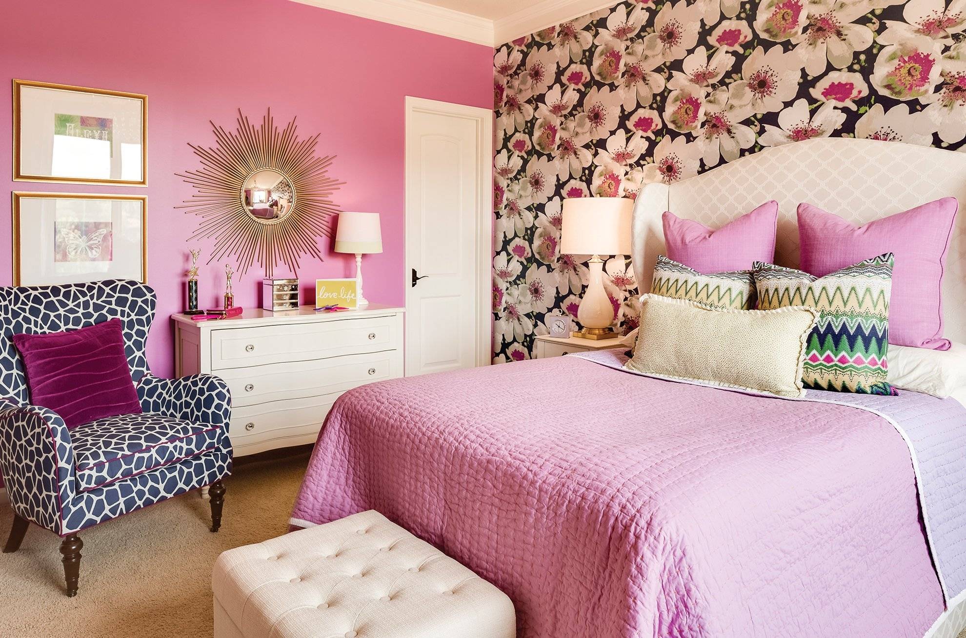 Как украсить однотонные. Сочетание розового в интерьере. Спальня в ярких тонах. Розовые стены в интерьере. Спальня в розовых тонах.