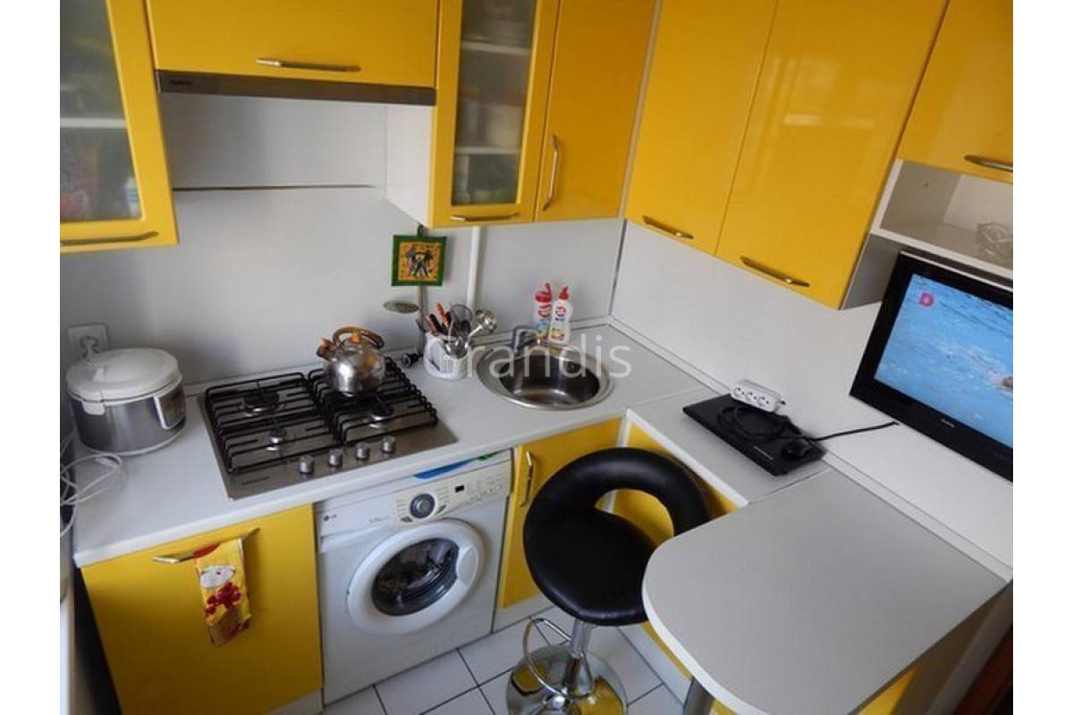 очень маленькая кухня дизайн фото с холодильником