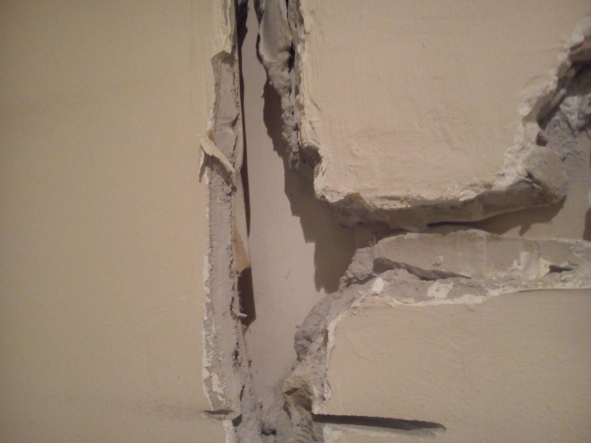 Ремонт трещин в стенах. Трещины на штукатурке. Шпаклёвка для трещин в стене. Трещины на шпаклеванной стене. Трещины в перегородках.