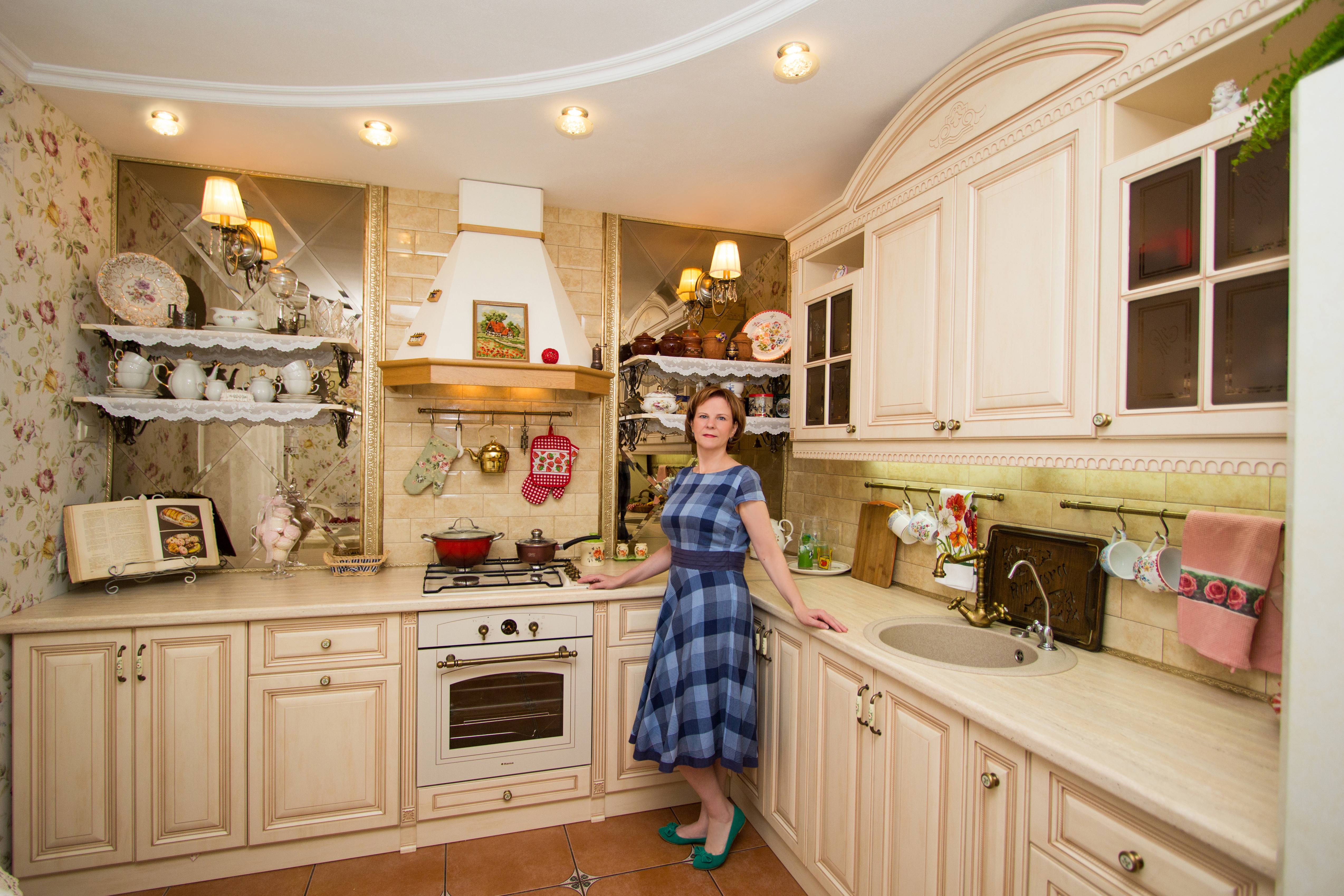 Семья беловых решила сделать ремонт на кухне. Кухня у Юлии Высоцкой в стиле Прованс. Уютный интерьер кухни. Красивая уютная кухня. Уютный кухонный гарнитур.