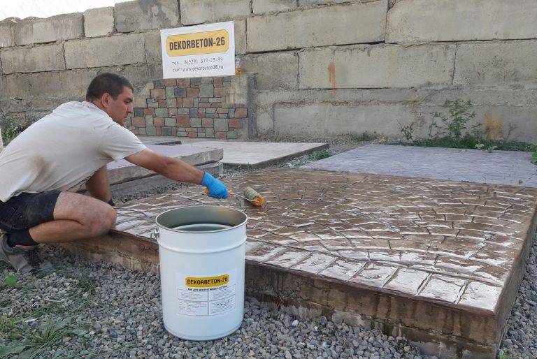 Лак для бетона: разновидности и технология покрытия