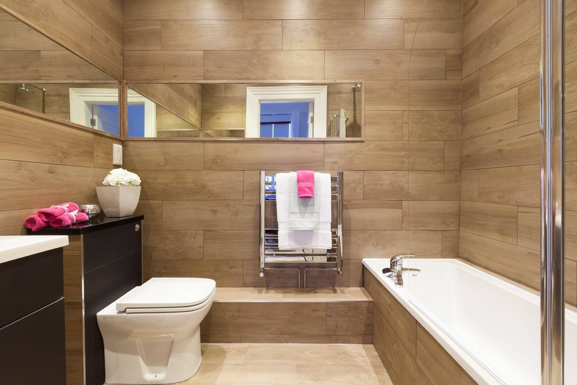 Ванная комната отделка стен панелями. Отделка ванной под дерево. Деревянные панели в ванную. Комбинированная отделка ванной. Ванная комната с деревом.