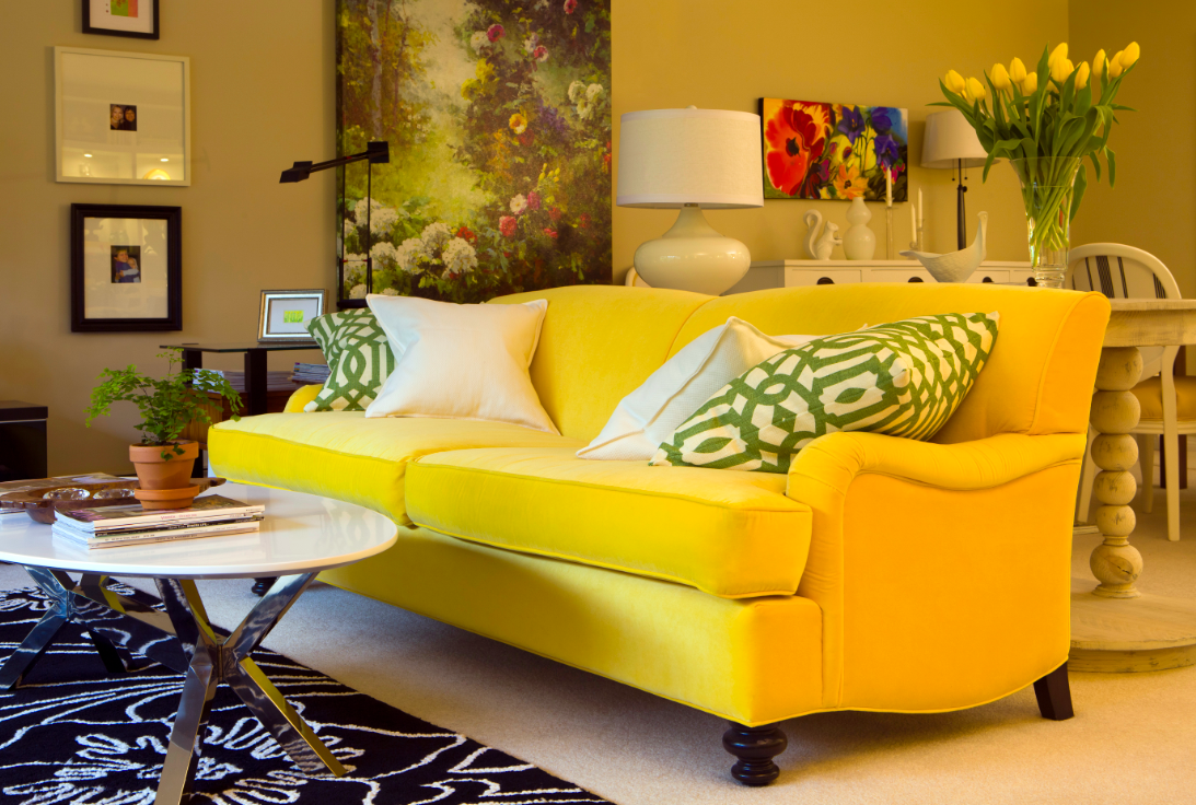 гостиная с желтым диваном интерьер