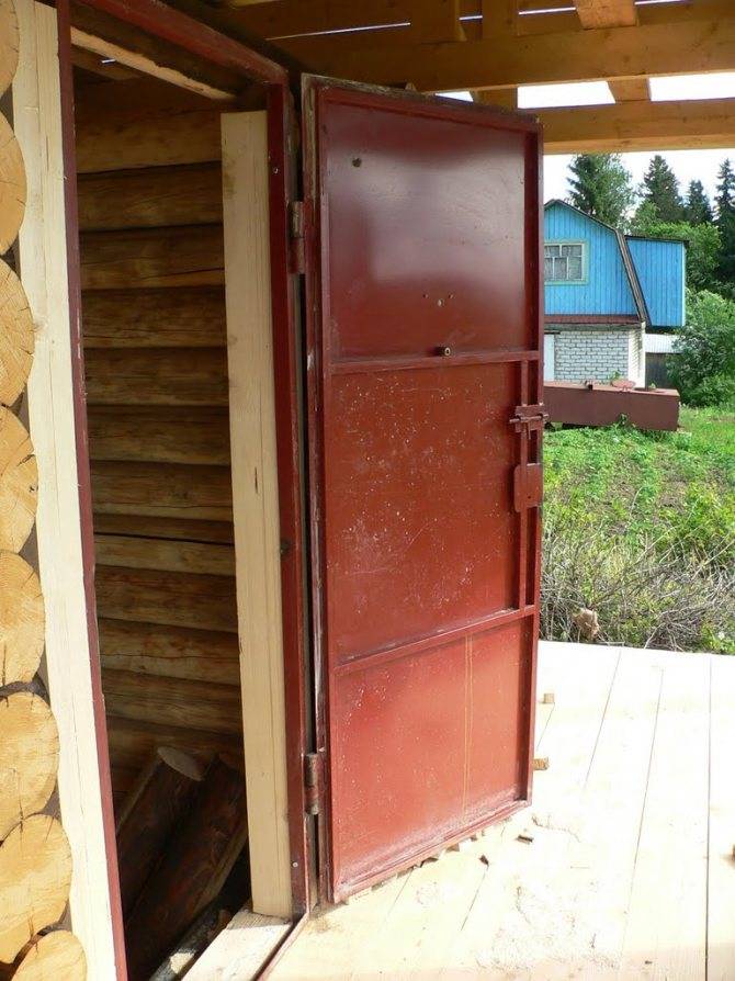 Виды деревянных дверей для бани