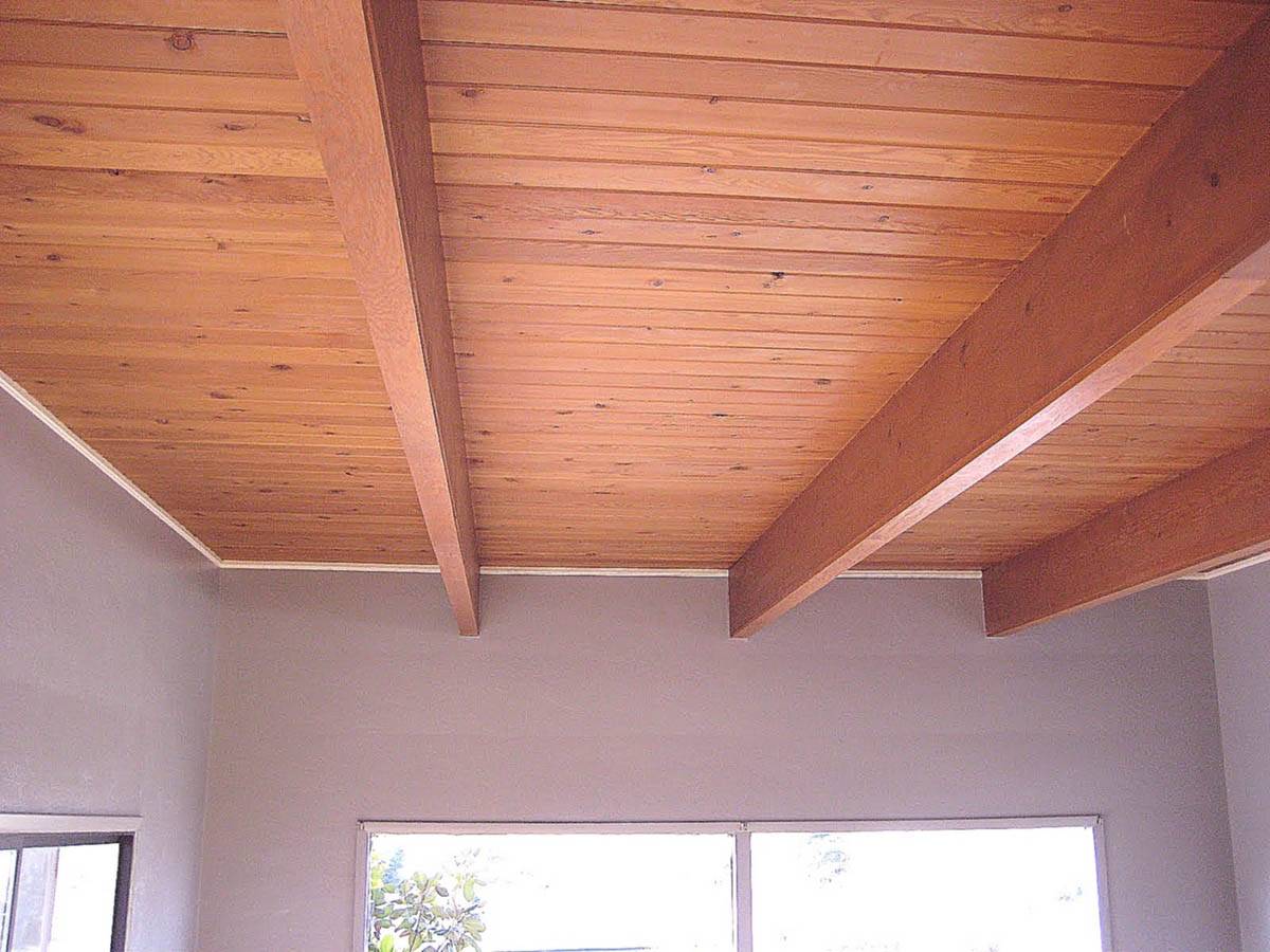 10 недорогих вариантов отделки потолка на даче