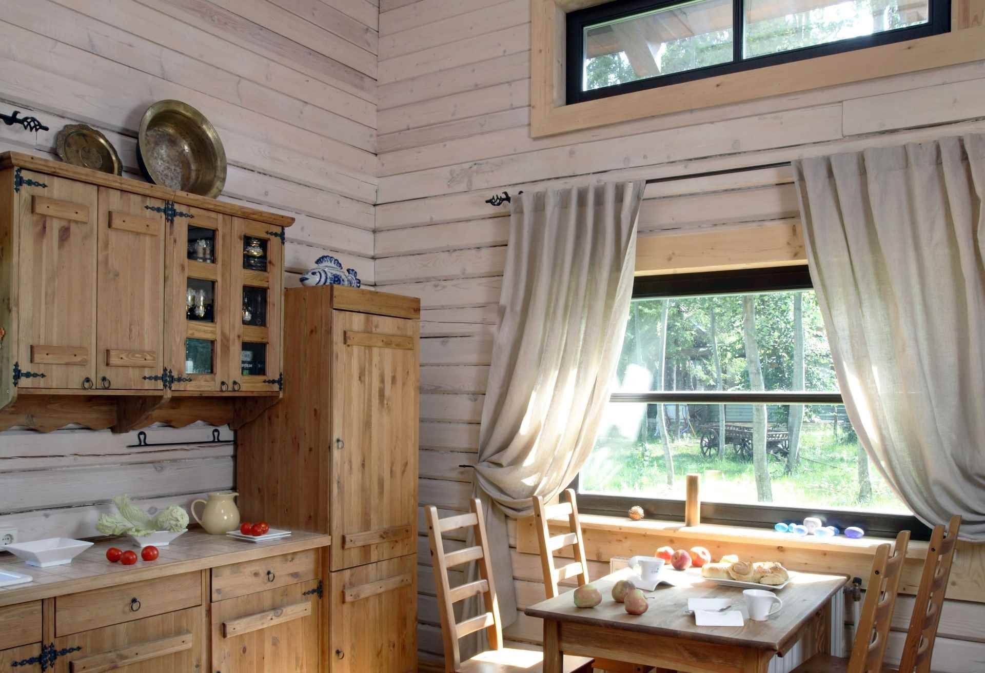 Кухня в деревянном доме - дизайн интерьера в доме из бруса, из бревна, в том числе кухня-гостиная и столовая, маленькая и белая кухни