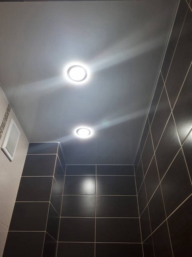 Потолок в туалете и санузле: варианты отделки и идеи оформления (100+ фото) - domwine