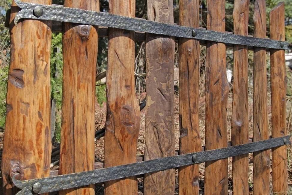 Забор из горбыля для дачного участка: варианты ограждений, инструкция по изготовлению своими руками