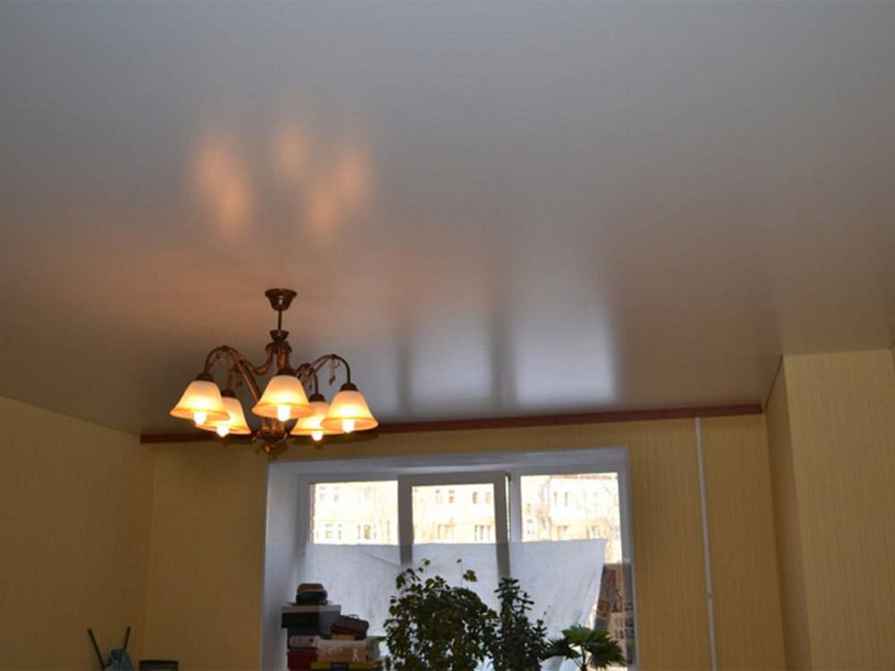 Сатиновые натяжные потолки: обзор плюсов и минусов, фото вариантов в гостиной, спальне и кухне