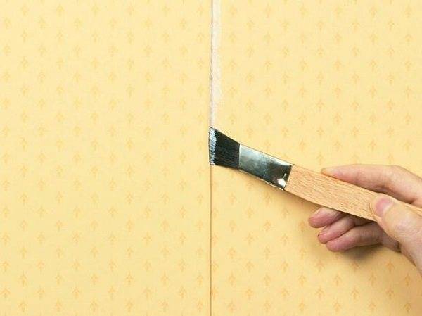 Как клеить обои в углах: пошаговое руководство, подогнать рисунок, особенности подрезки