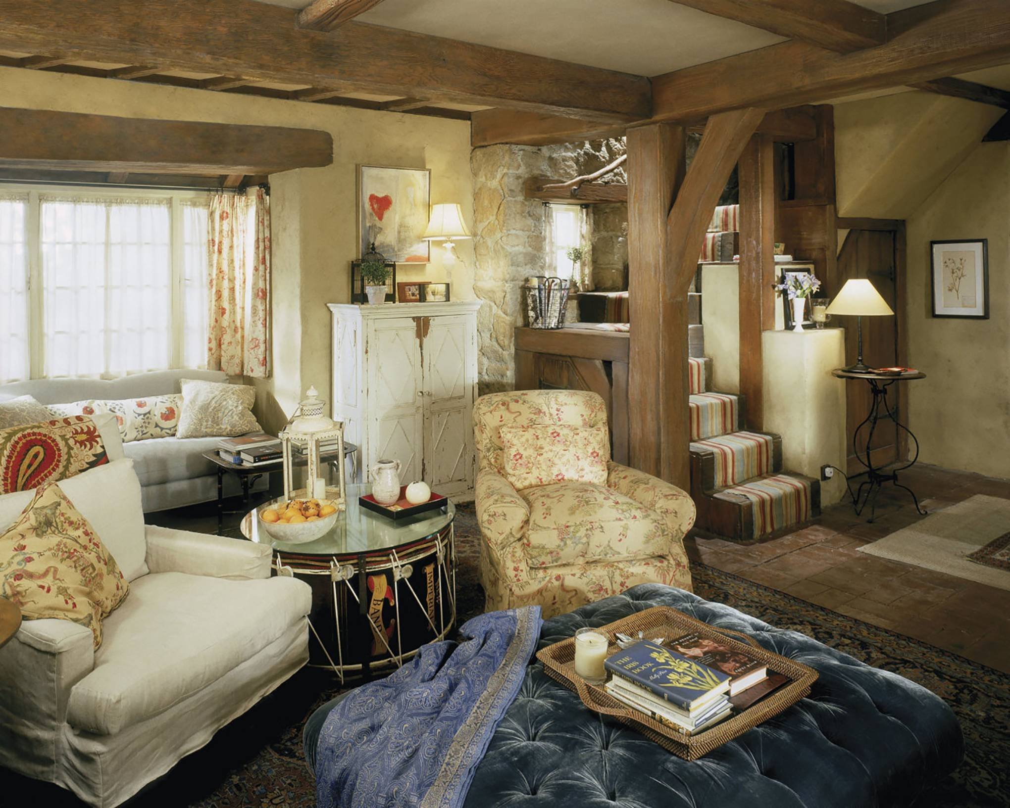 Как обустроить старую комнату. Деревенский стиль в интерьере. Уютная гостиная в деревенском стиле. Уютные интерьеры в деревенском стиле. Интерьер гостиной в деревенском стиле.