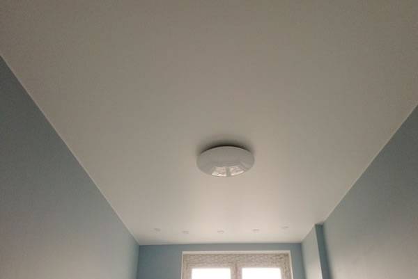 Белый матовый натяжной потолок - универсальное решение в интерьере, фото вариантов применения