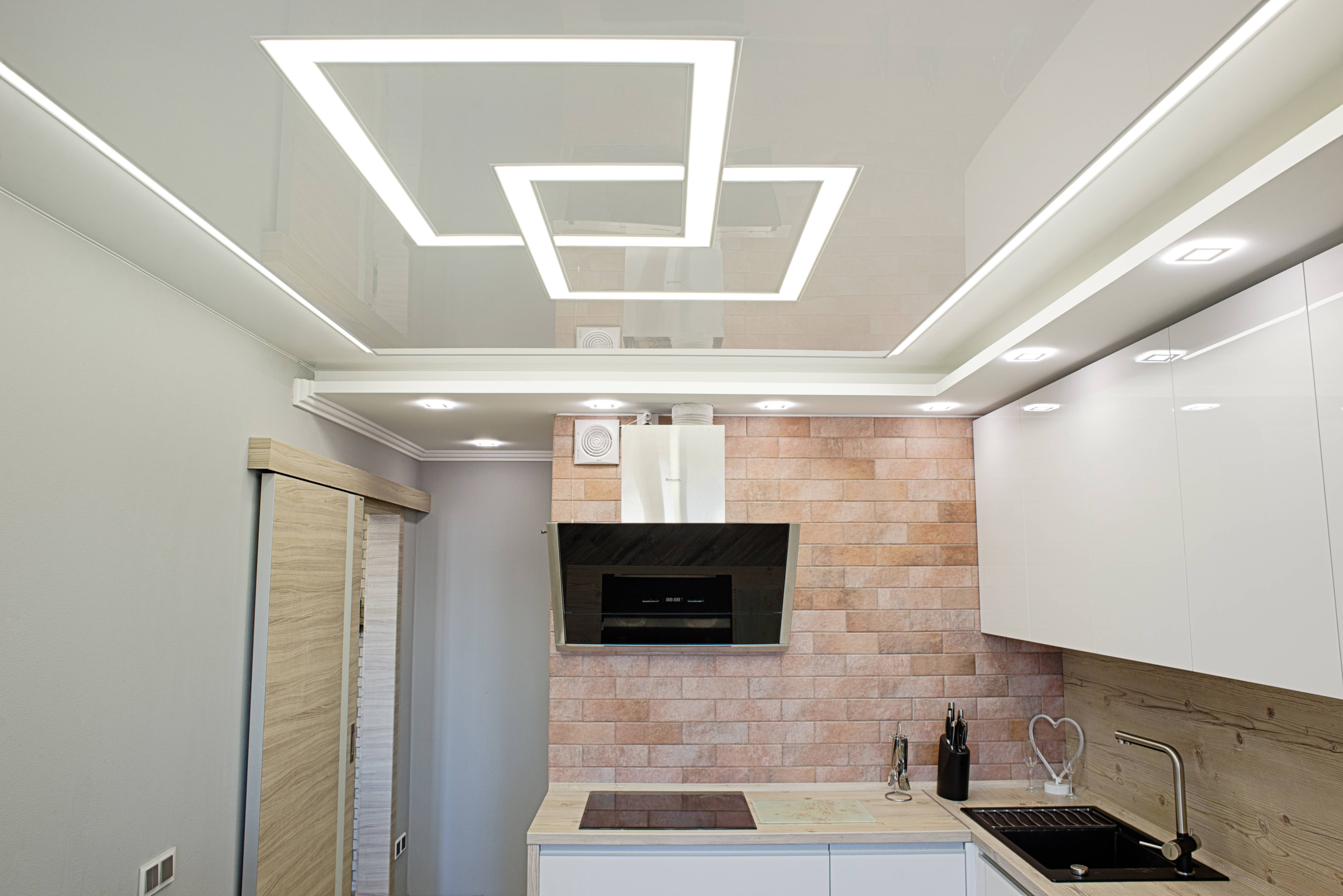 освещение кухни гостиной с натяжными потолками в современном стиле