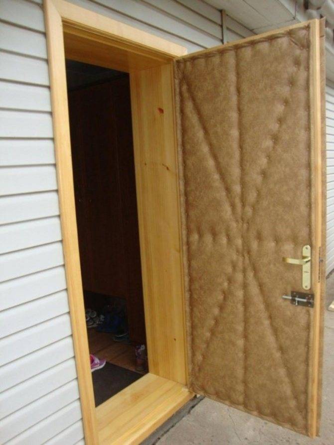 Как утеплить входную дверь в частном доме, чтобы не промерзала