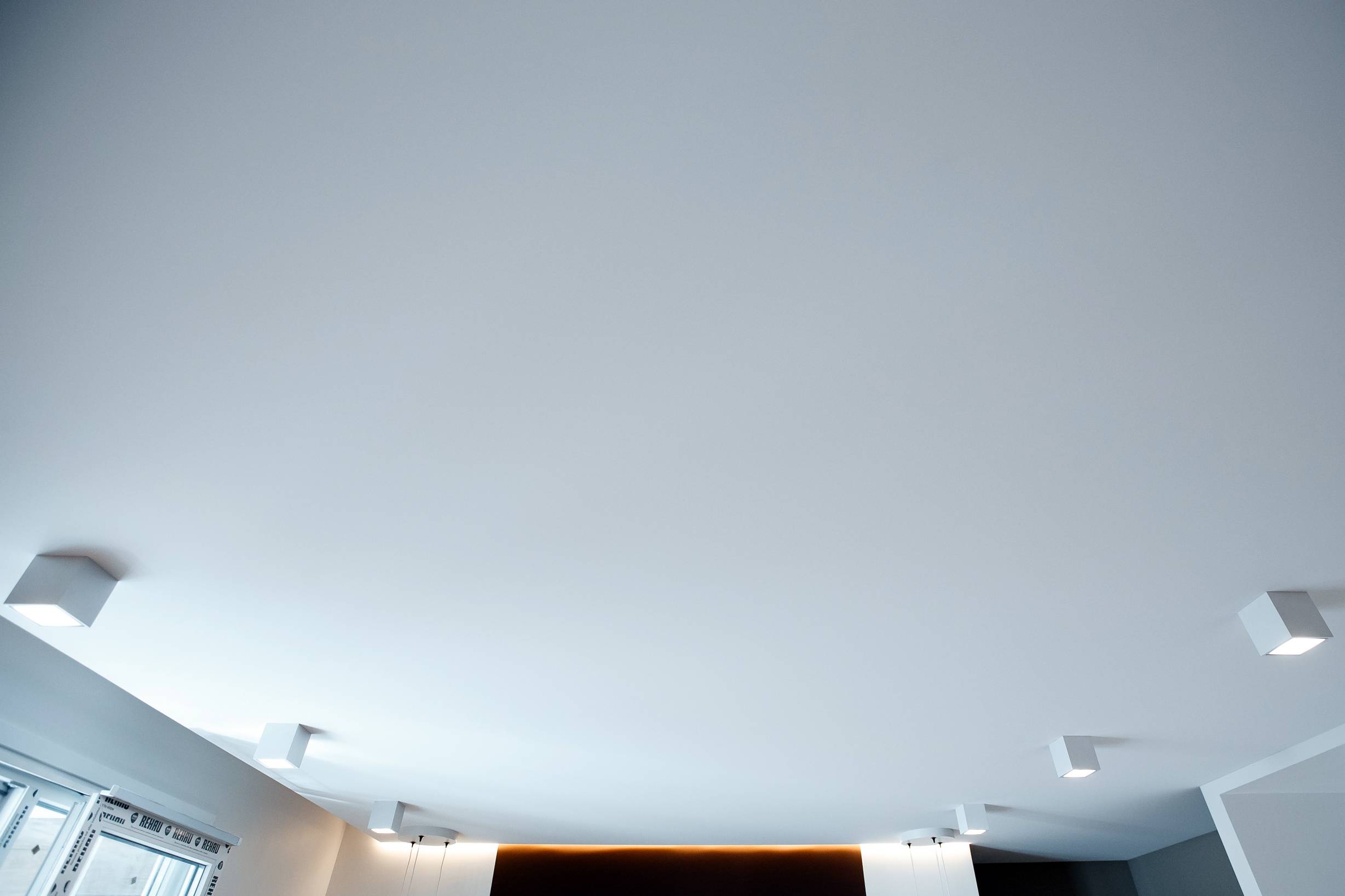 Белый матовый потолок: плюсы и минусы, монтаж, фото в дизайне