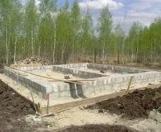 Как сделать фундамент для дома своими руками на болотистой местности?