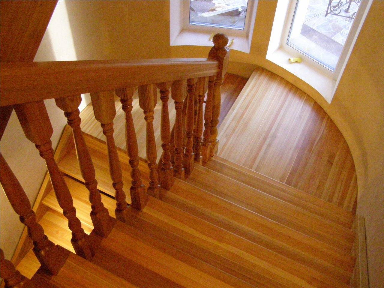 Лестница деревянная в эркере