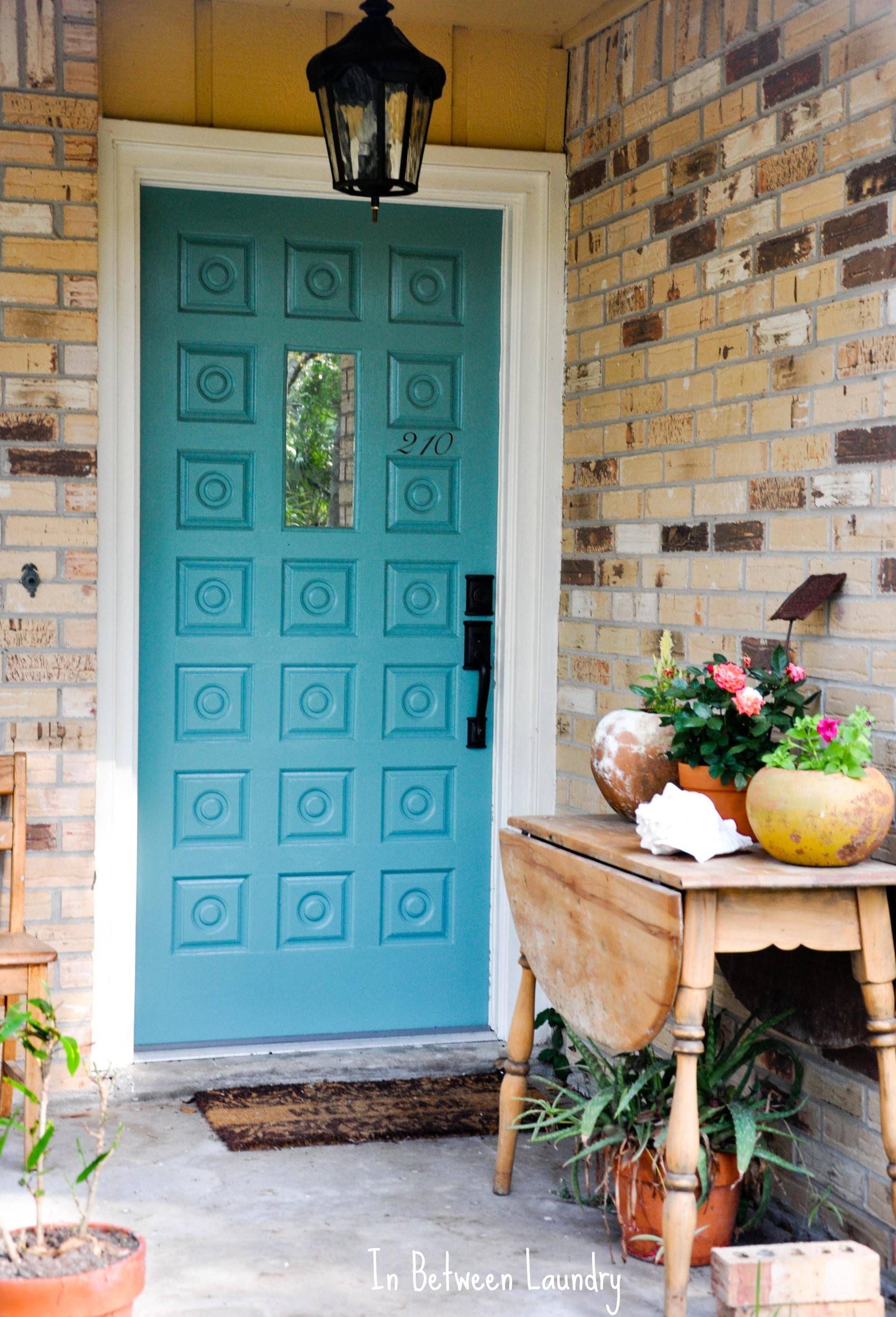 Как красиво покрасить дверь. Покрасить деревянную дверь. Крашеные двери деревянные. Входные двери в интерьере. Цветные двери в интерьере.