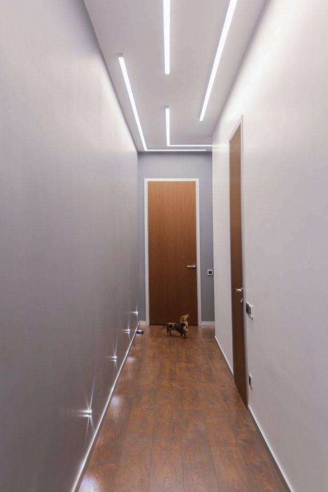 Натяжной потолок в коридоре с точечными светильниками фото длинного помещения