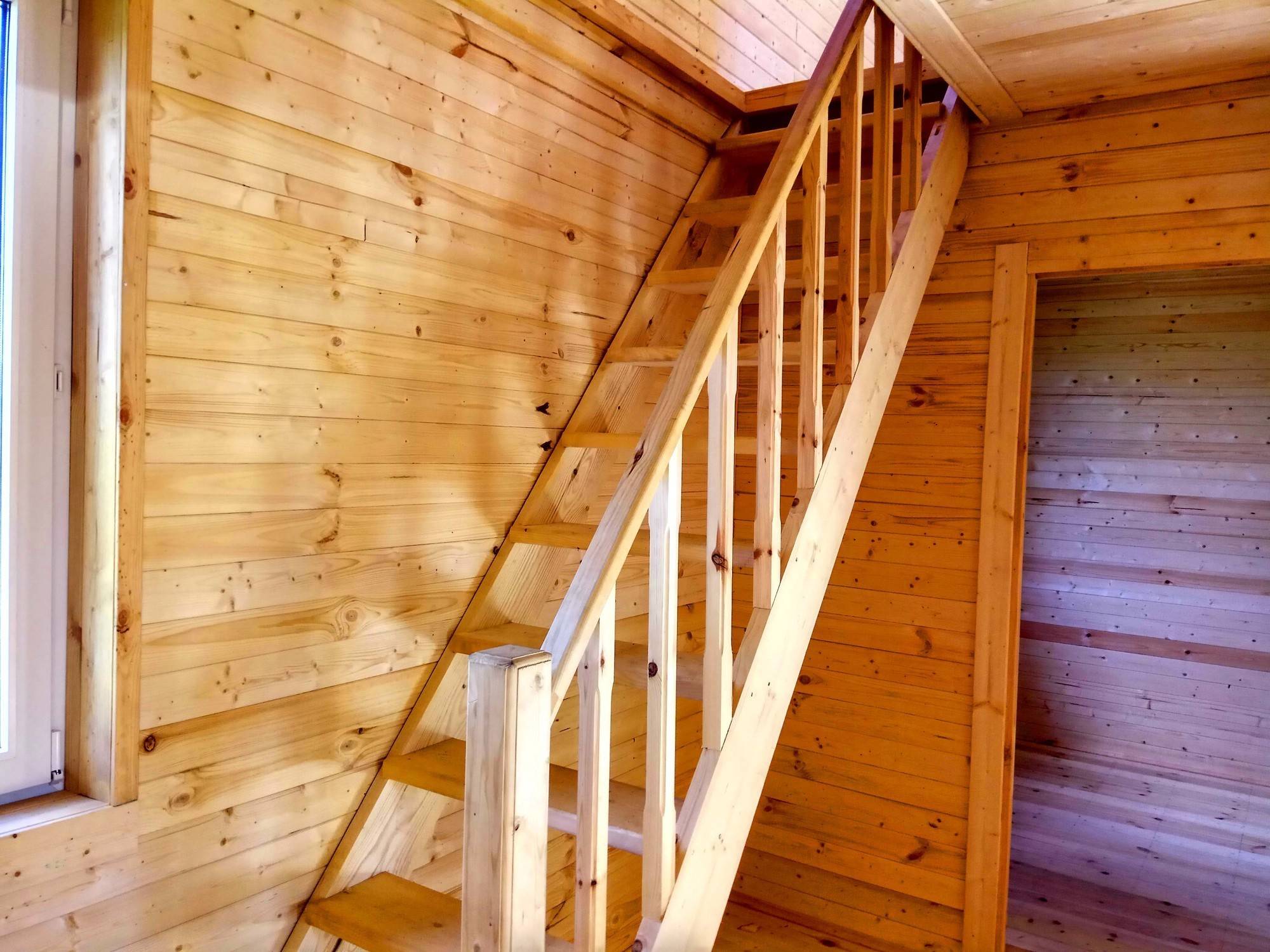 Лестница на 2 этаж в деревянном доме фото
