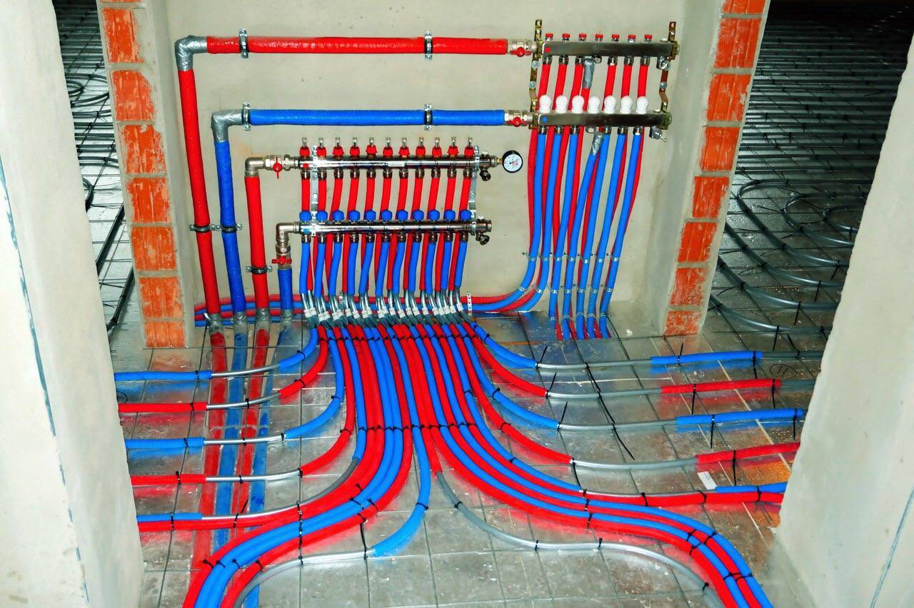 Отопление дома теплым полом. Система отопления теплый пол водяной. Система отопления тёплого водяного пола. Коллекторная разводка радиаторов отопления. Система тёплого пола водяного от системы отопления.