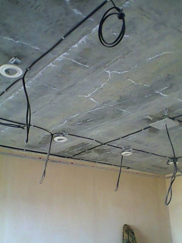 Как провести проводку под натяжным потолком + фото