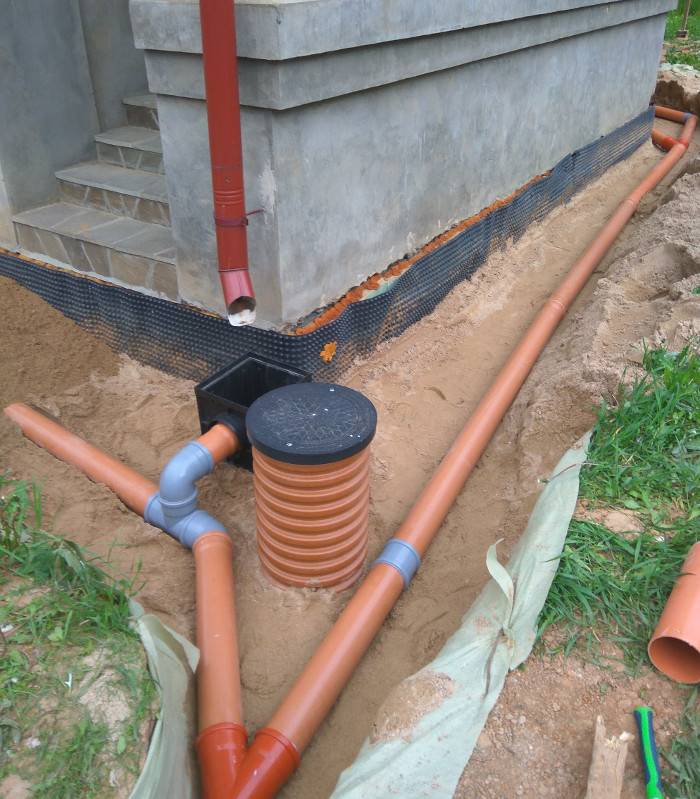 Ливневки дома. Дренажная система ливневой канализации. ТКЧ-150-380 ливневая канализация. Водоприемный дренажный колодец. Труба для ливневой канализации к2 400.