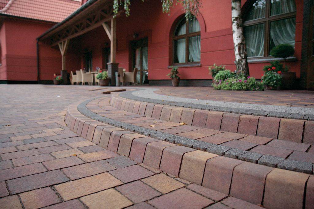 Крыльцо из тротуарной плитки: особенности конструкции