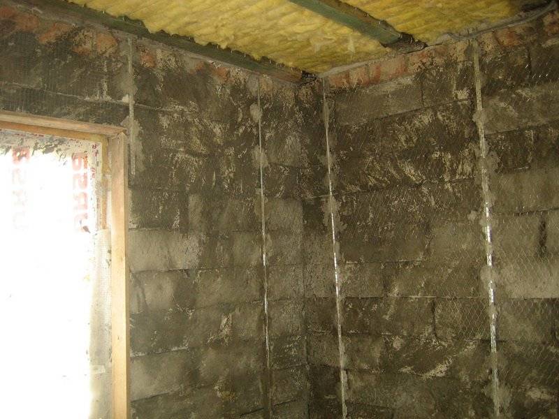 Особенности штукатурки деревянных стен внутри дома. советы по нанесению раствора на стены +фото