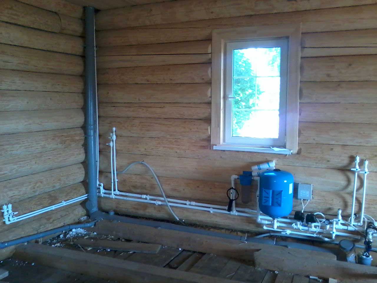 Прокладка водопровода в дом. Прокладка труб водоснабжения в деревянном доме. Водопровод в деревянном доме на даче. Водопровод в каркасном доме. Водопровод в бревенчатом доме.