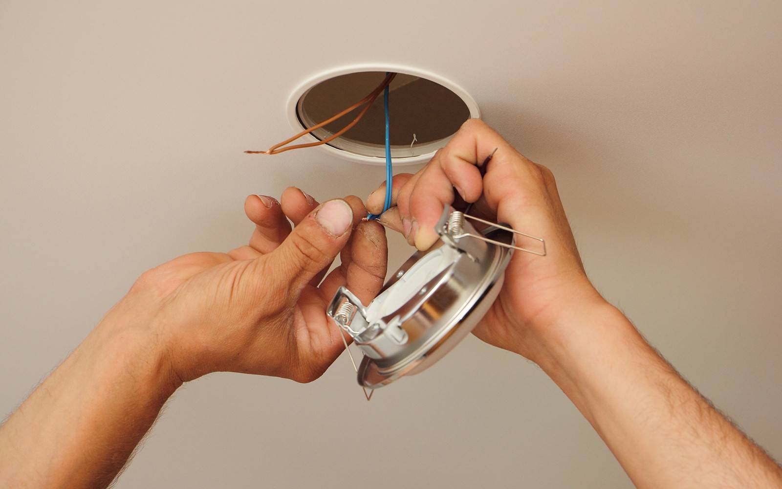 Как поменять лампочку в подвесном потолке в споте: видеоинструкция