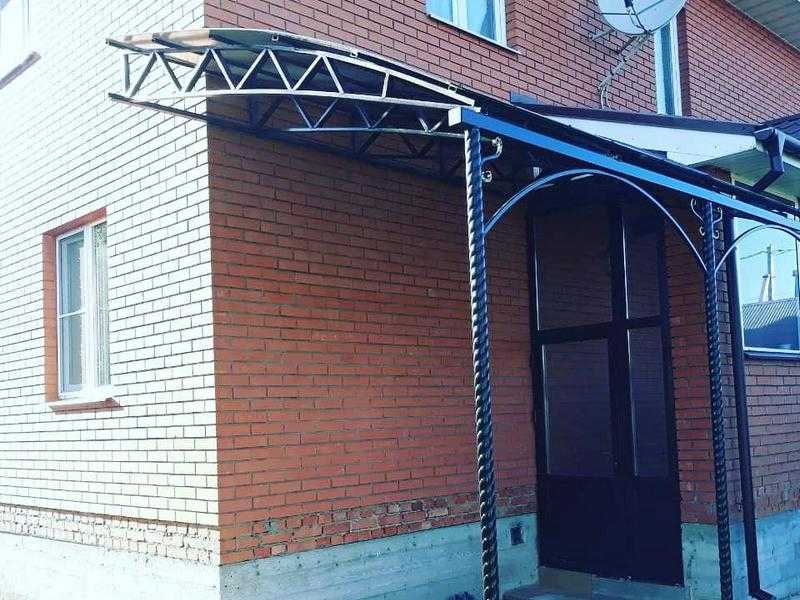 Навес над крыльцом частного дома